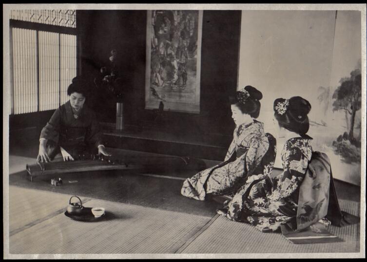Майко 1910-х гг. учатся игре на кото