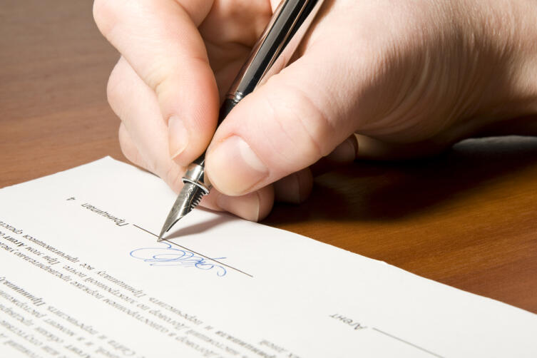  Подпись в договоре поручительства означает, что человек, фактически, по обязательствам, является созаемщиком