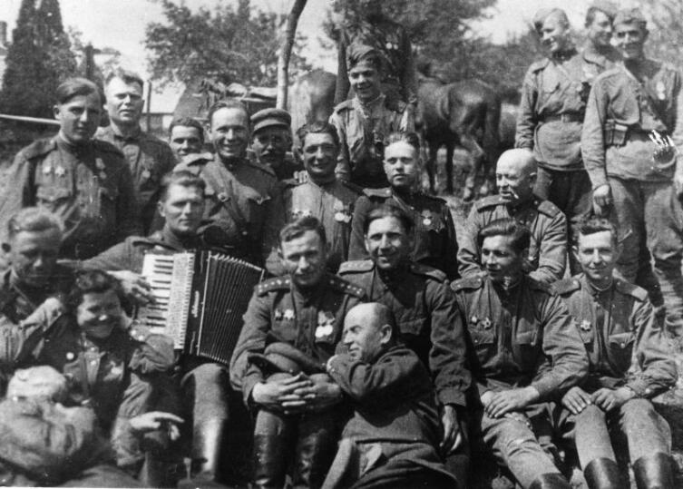 Офицеры 604-го батальона связи 227-й стрелковой дивизии в Брно в День Победы