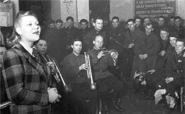 Выступление Клавдии Шульженко перед бойцами. Ленинградский фронт, 1941 г.