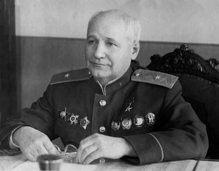 Генерал-майор авиационно-технической службы А. Н. Туполев, 1944 г.