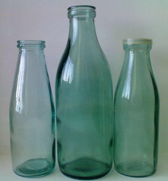 Разновидности молочных бутылок в СССР. Бутылки по 0,5 л - справа 1986 г., слева 1989 г., по центру бутылка 1 л.
