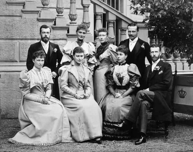 Слева направо стоят: цесаревич Николай, Алиса, Виктория, Эрнст Людвиг; сидят: Ирена, Елизавета, Виктория Мелита (жена Эрнста Людвига) и великий князь Сергей. Фотография апреля 1894 г.