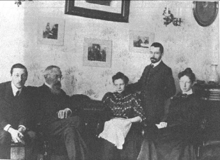 Н. Римский-Корсаков со своим учеником И. Стравинским (сидят слева)