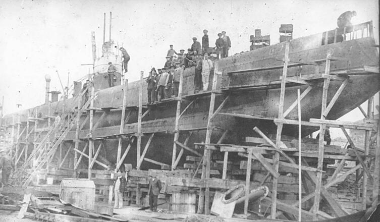Подводный минный заградитель «Краб», при постройке на судоверфи завода Наваль в Николаеве., 1911 г.