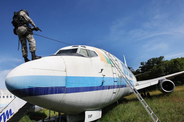 Учения сотрудников антитеррористического спецподразделения бразильской полиции по освобождению заложников захваченного самолёта на аэродроме