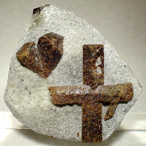 Ставролит, двойниковые кристаллы в сланце. Мурманская область. Редкий пример двух типов двойниковых срастаний рядом