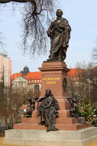 Памятник Мендельсону в Лейпциге, у церкви святого Фомы, где работал Бах