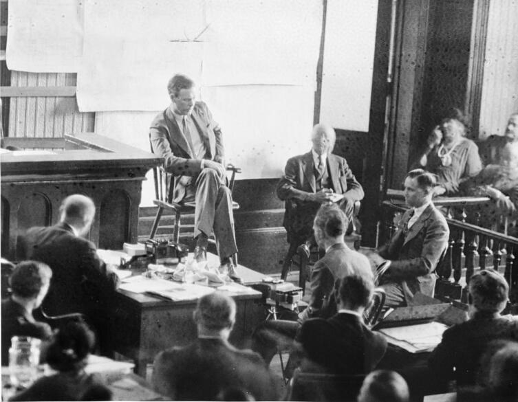 Линдберг дает показания на суде над Гауптманом в 1935 г. Гауптман снят в полупрофиль справа