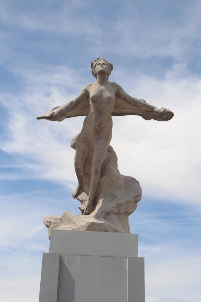 Памятник в Ле Бурже посвящен попыткам и первому удачному трансатлантическому перелету. Надпись на памятнике: «Тем, кто решился и кто победил»
