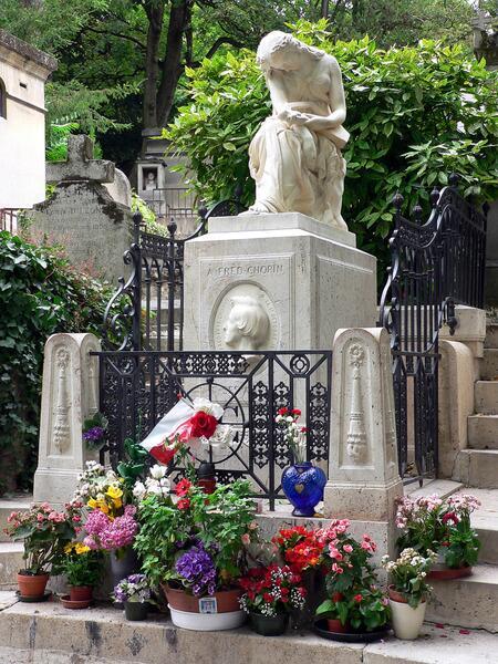 Могила Шопена в Париже даже зимой вся в цветах