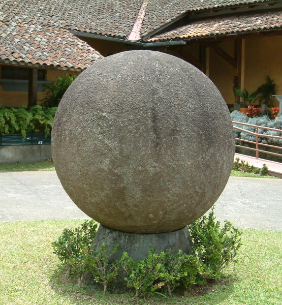 Каменная сфера во дворике Национального музея Коста-Рики.
