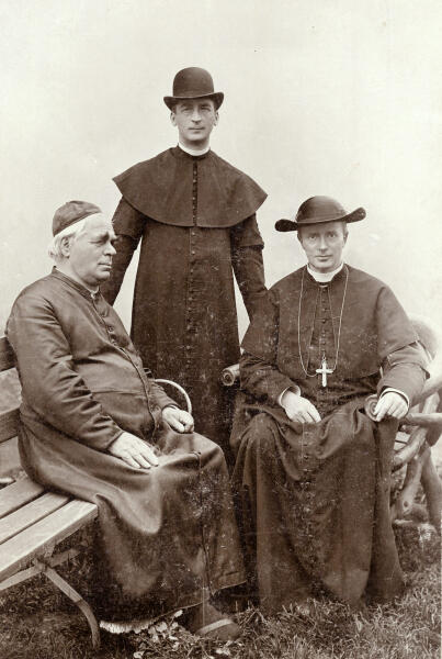 Себастьян Кнейпп и два священника