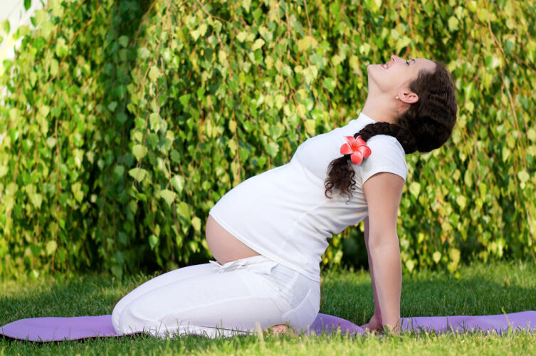 Как йога может помочь беременной женщине?
