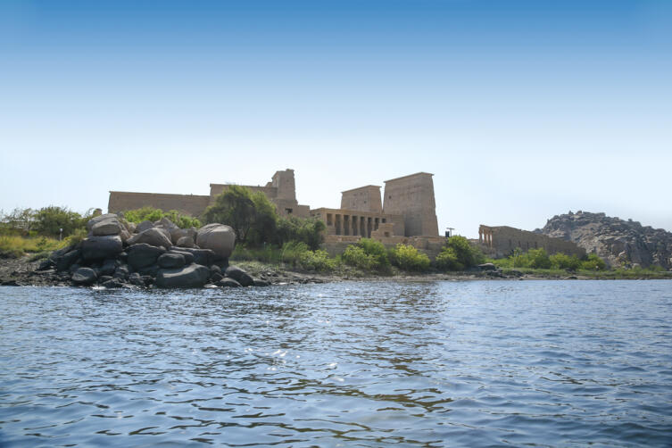 Нил и древний храм в Филе