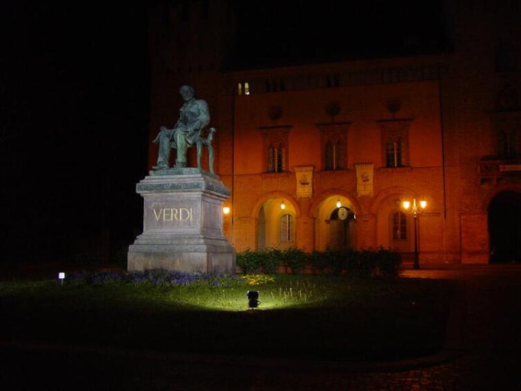 Статуя Джузеппе Верди на родине в Бузетто