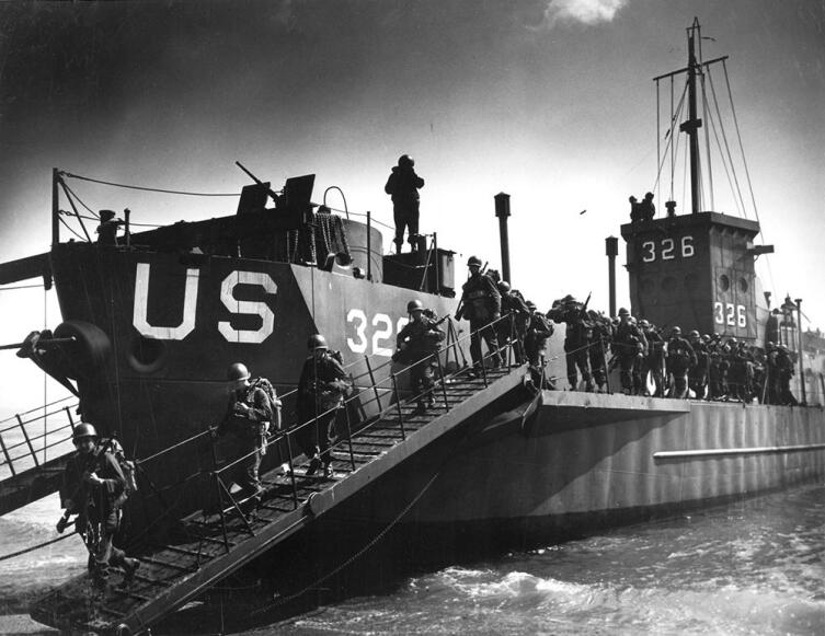 Учения морского десанта с высадкой на берег с малого десантного корабля LCI. Англия. 1944 г.