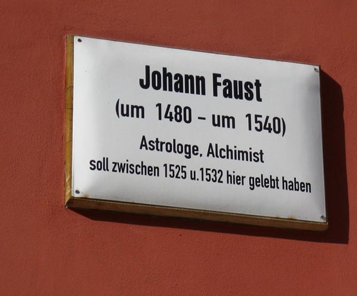 Мемориальная доска на доме Фауста в Виттенберге (Германия). Еще один дом -  в Праге