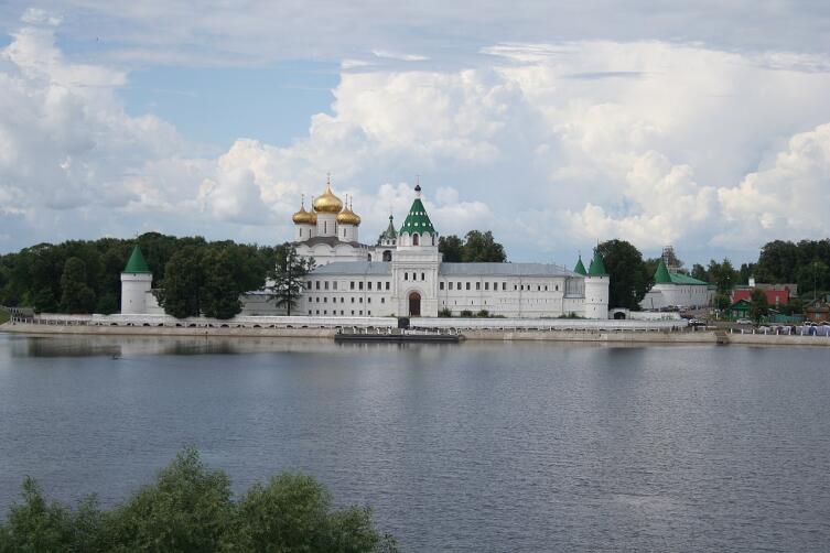 Ипатьевский монастырь (вид с противоположного берега старого русла реки Костромы)