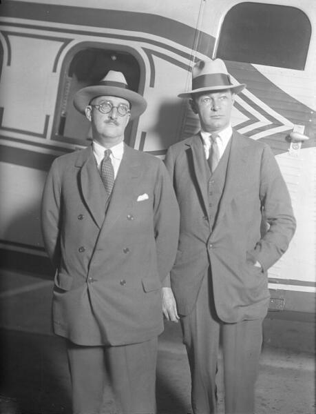 Уильям Боинг (слева) у одного из своих самолетов в 1929 г.
