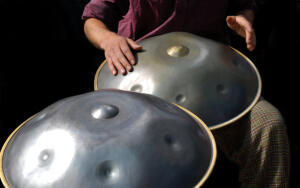 Сколько веков разделяют древний барабан и ханг?
