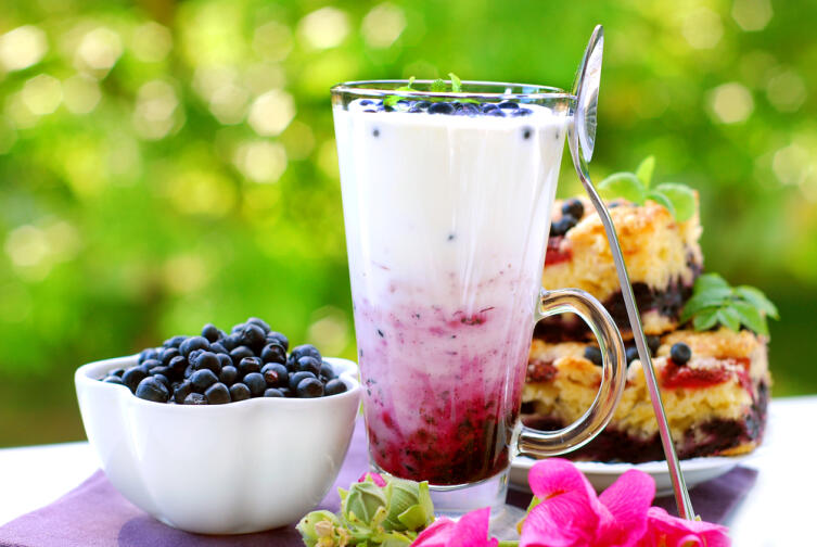 Как приготовить прохладительный молочный коктейль с мороженым, ягодами и фруктами?