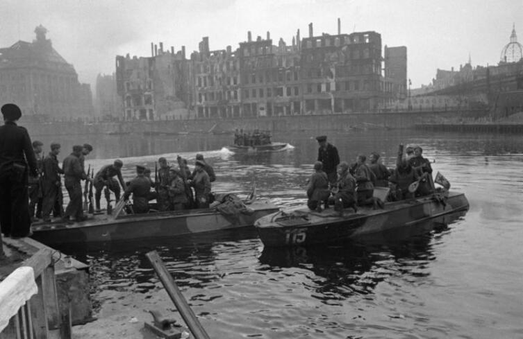 Полуглиссеры Днепровской военной флотилии переправляют войска через реку Шпрее в Берлине