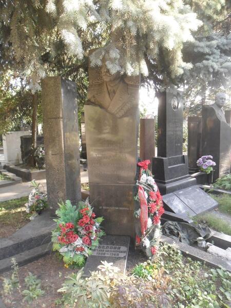 Могила Белова на Новодевичьем кладбище Москвы