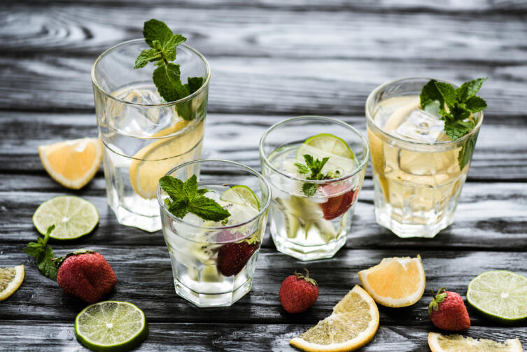 Какие летние напитки можно приготовить из свежей клубники?