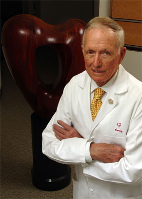 Дентон Кули, американский кардиохирург, который провел первую в мире операцию по пересадке человеку искусственного сердца