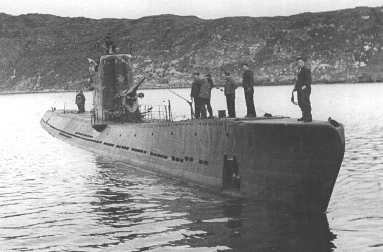 Подводная лодка С-56 возвращается из похода