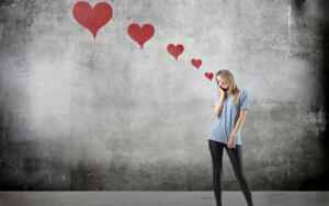 Как ведет себя влюбленная женщина: учимся определять влюбленность по характерным признакам