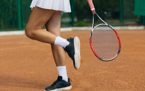 Почему теннисисты стучат по обуви ракеткой?