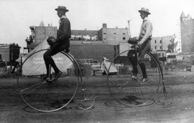 Двое велосипедистов в Калифорнии, 1886 г