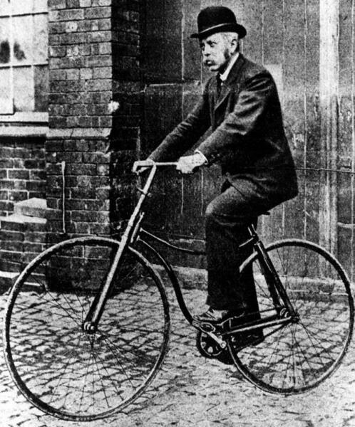 Джон Кемп Старли за рулем изобретенного им велосипеда