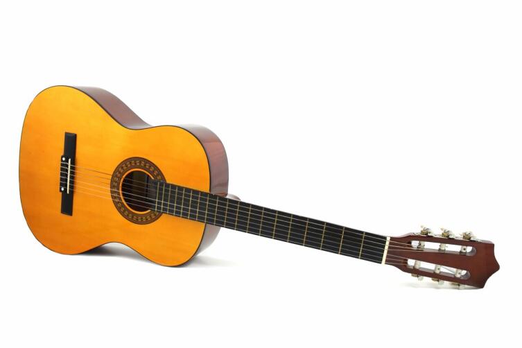 Основные различия между укулеле и акустической гитарой