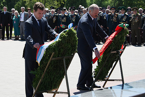 Дмитрий Медведев и Александр Лукашенко возлагают венки к мемориалу защитникам Брестской крепости, 22 июня 2008 года