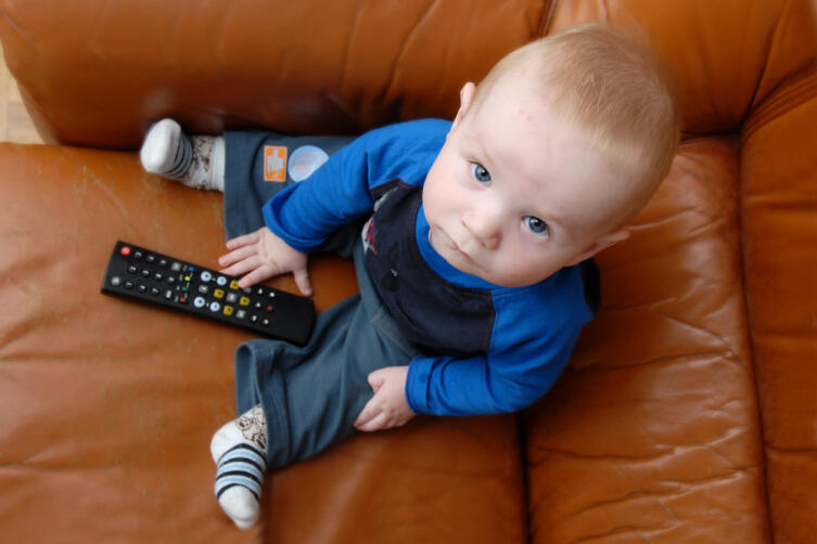 Ребёнок у телевизора - хорошо или плохо?