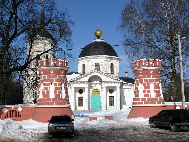 Екатерининский храм (прежде церковь Иоанна Предтечи) и въездные «Шахматные» ворота