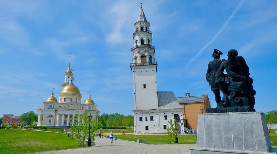 Преображенская церковь, башня и памятник Петру I и Н. Демидову