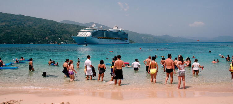 Круизный лайнер у пляжа Labadee