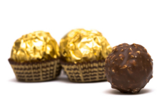 Настоящие гурманы точно знают, что сусальным пищевым золотом уже давно украшают сладкие десерты, делают с ним конфеты и к тому же пьют!