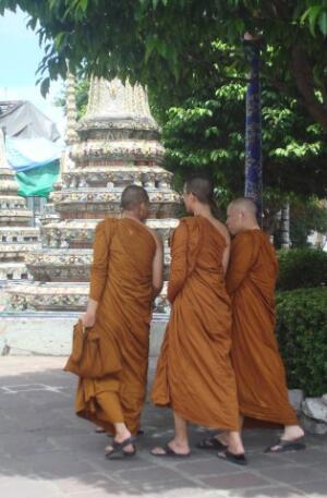 По традиции буддисты носят длинные оранжевые платья