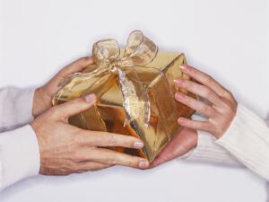 Что вам приятнее: получать подарки или дарить?