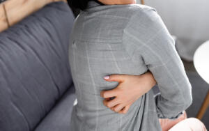 Почему чешется кожа и в чем виноват «кусачий» свитер?